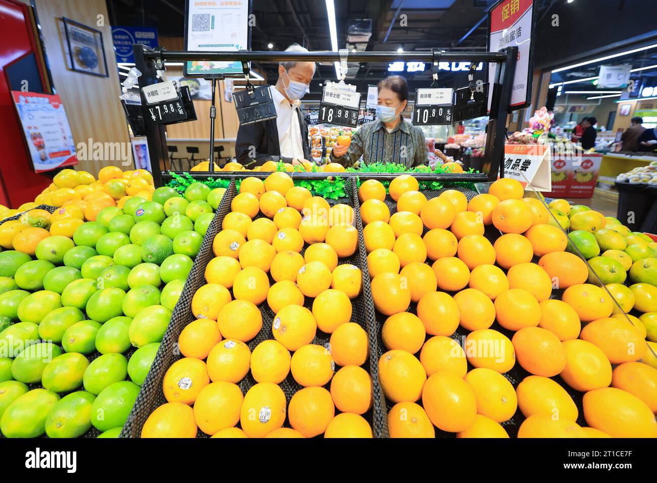 NANJING, CINA - 13 OTTOBRE 2023 - i clienti acquistano in un supermercato a Nanjing, provincia di Jiangsu della Cina orientale, 13 ottobre 2023. In base ai dati rel Foto Stock