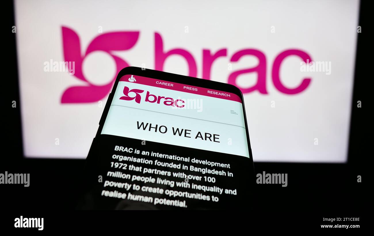 Smartphone con pagina Web dell'organizzazione di sviluppo internazionale BRAC davanti al logo. Mettere a fuoco in alto a sinistra sul display del telefono. Foto Stock