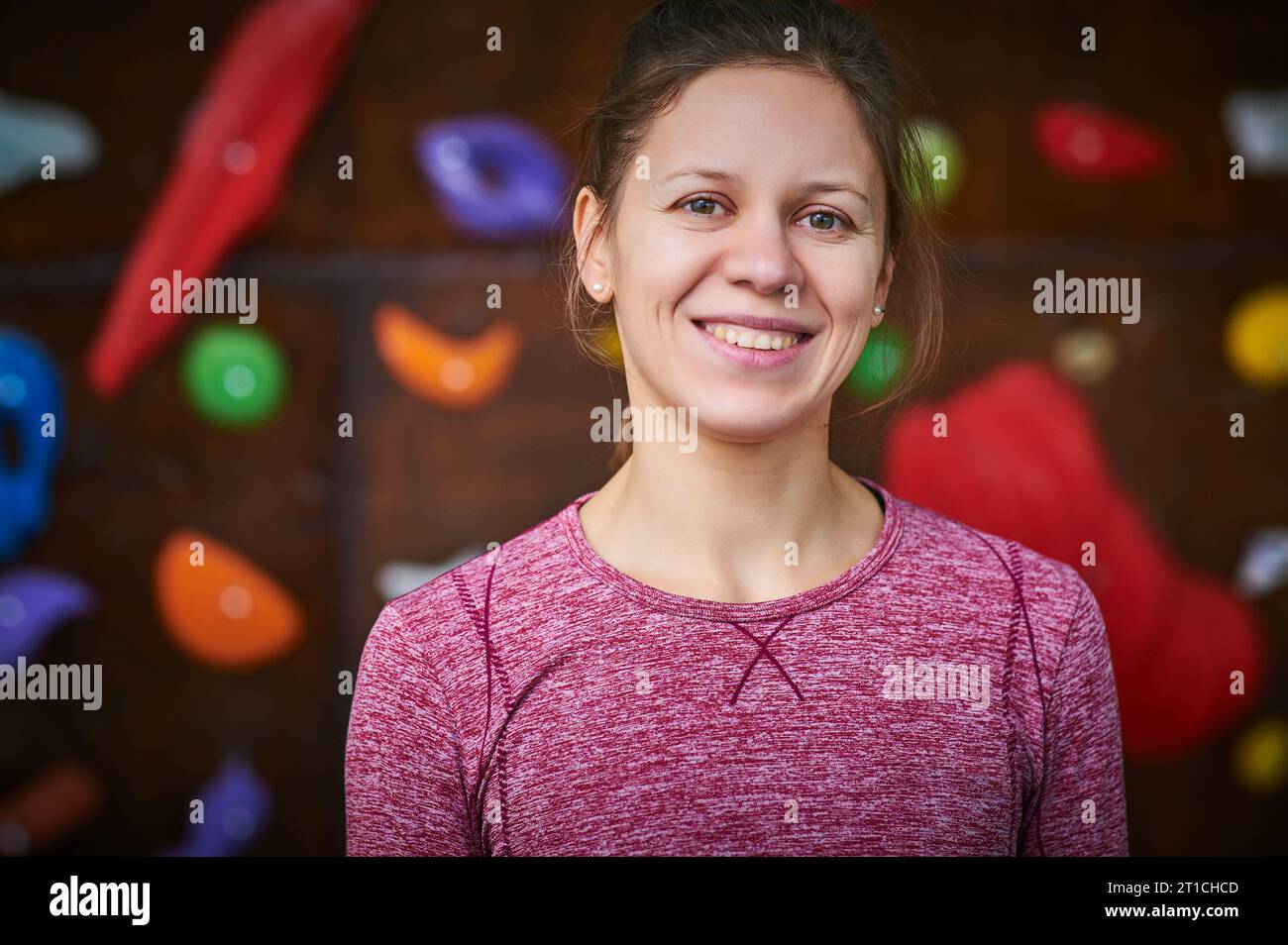 ritratto di una donna sportiva in una sala per arrampicata su massi Foto Stock