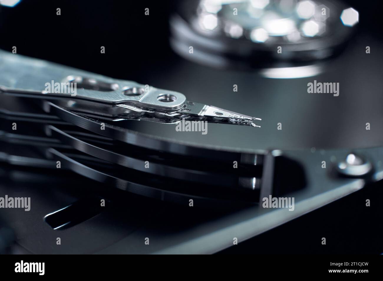 Disco rigido smontato. Primo piano della testa di lettura, del disco magnetico e del mandrino. Foto Stock