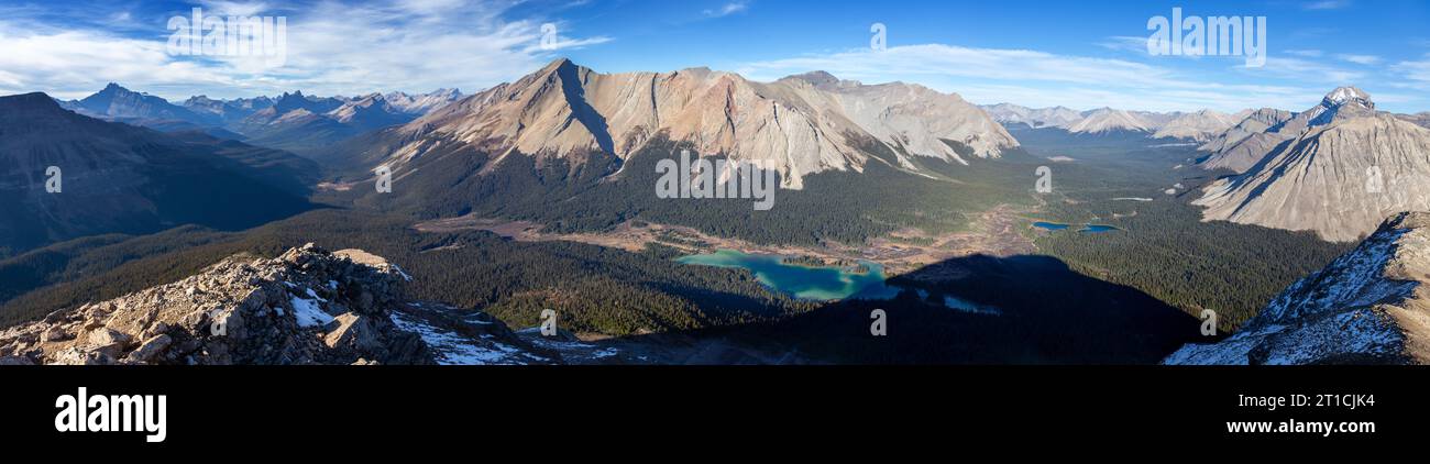 Pipestone Red Deer River Valley Vista panoramica aerea del Parco Nazionale di Banff. Escursione a piedi Skoki Mountain Peak Canadian Rockies Sunny Autumn Day Foto Stock