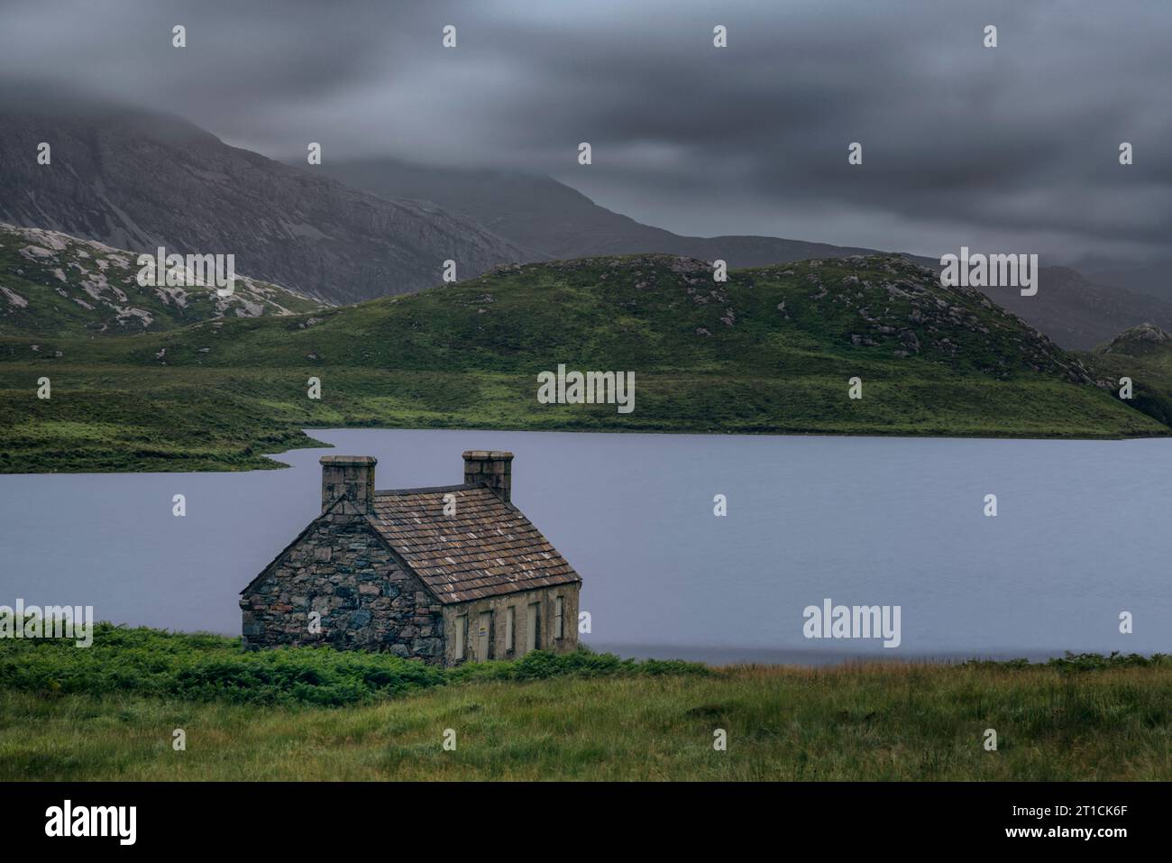 Loch Stack è un lago idilliaco nel nord-ovest della Scozia. Il bothy sulla riva del loch è un famoso luogo per scattare foto. Foto Stock