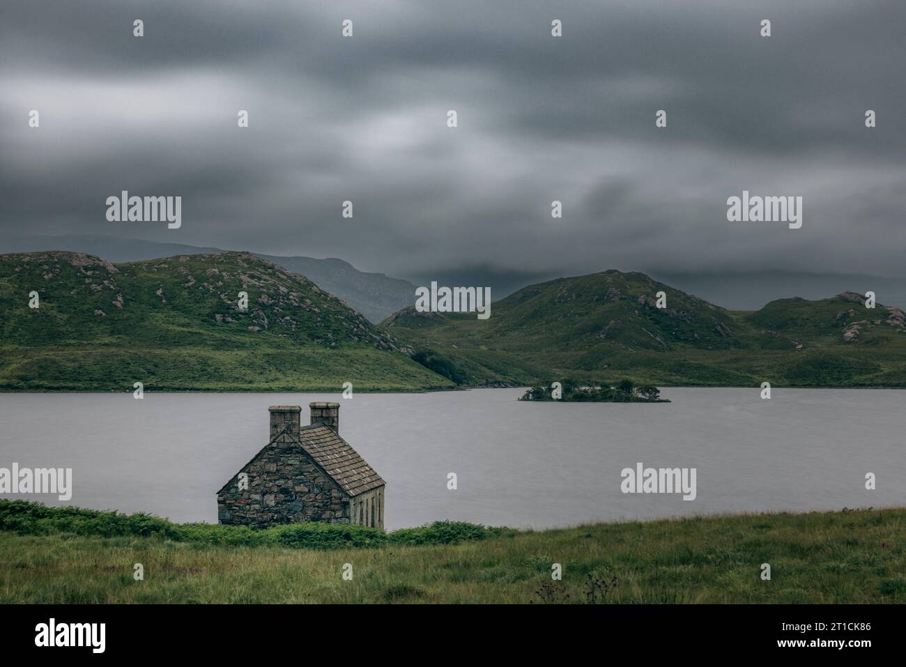 Loch Stack è un lago idilliaco nel nord-ovest della Scozia. Il bothy sulla riva del loch è un famoso luogo per scattare foto. Foto Stock