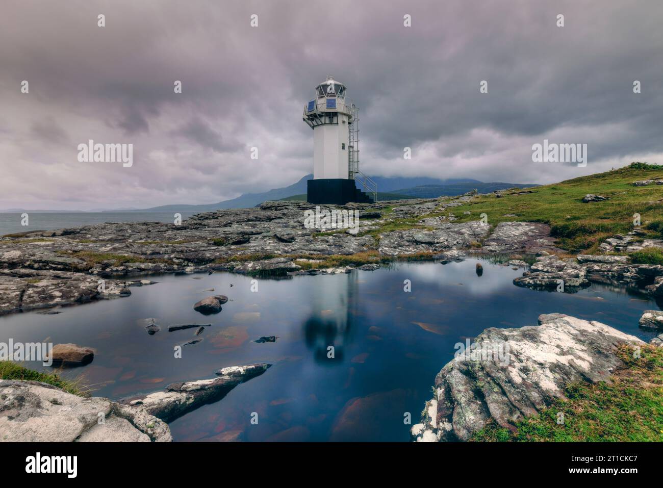 Il faro di Rhue è un faro bianco situato sulla costa di Loch Broom, vicino a Ullapool, in Scozia. Foto Stock