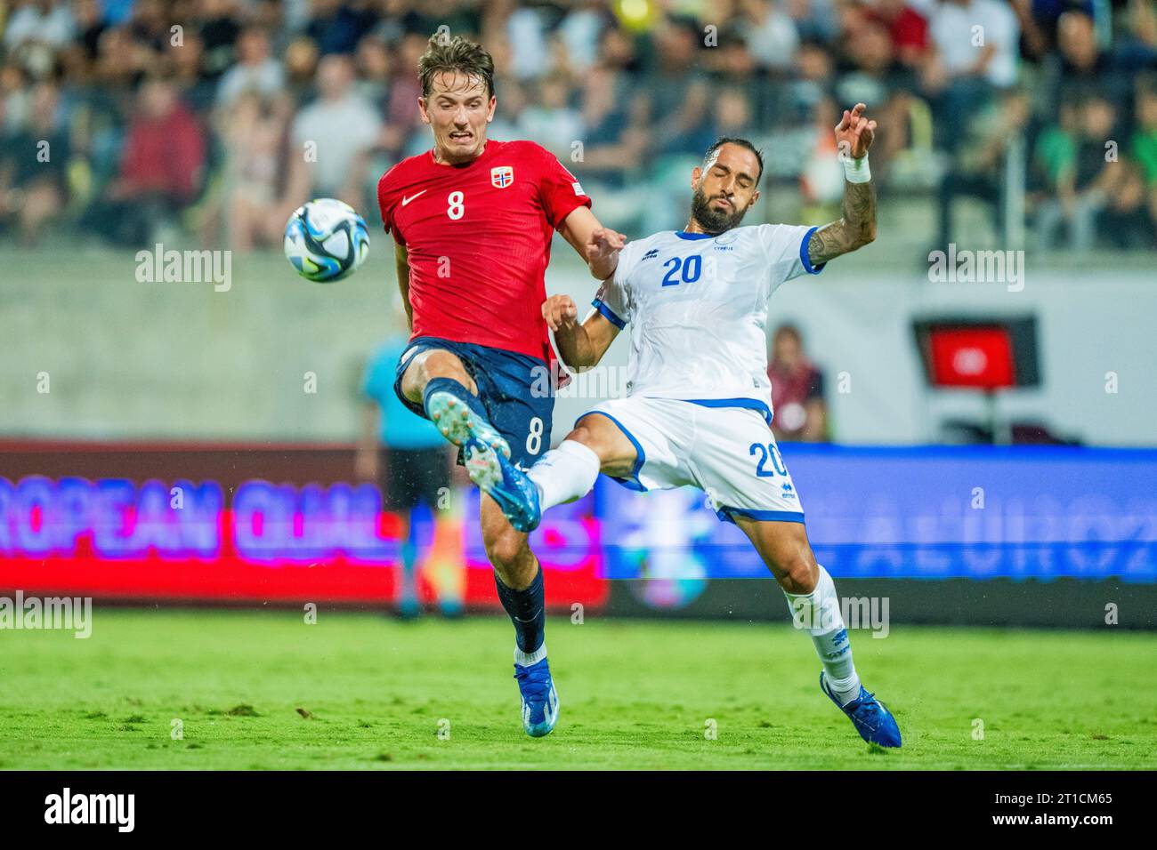 Larnaca, Cipro 20231012.Sander Berge norvegese e Grigoris Kastanos di Cipro durante la partita di qualificazione ai Campionati europei di calcio tra Cipro e Norvegia all'AEK Arena. Foto: Fredrik Varfjell / NTB Foto Stock