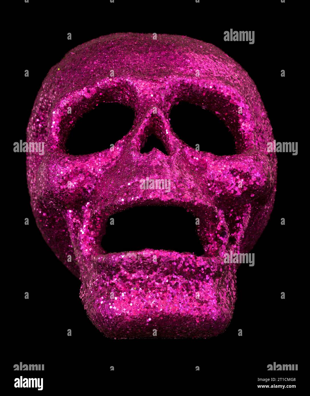 Decorazione del cranio in resina glitterata viola grande di Halloween Foto Stock