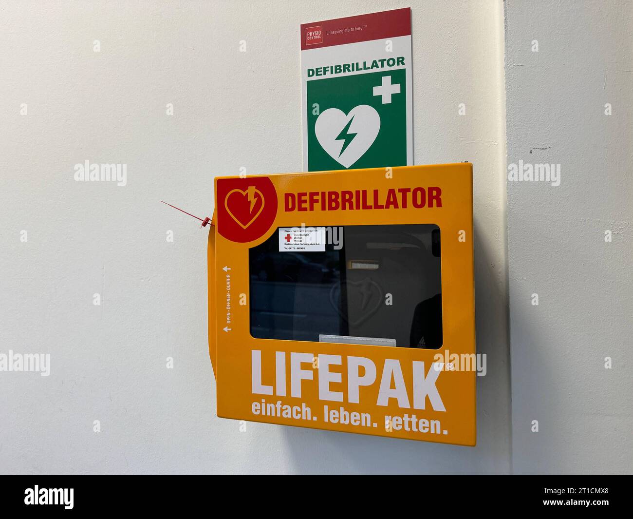 Stock- und Symbolbilder i 12.10.2023 Lifepack, einfach. leben. retten. Defibrillatore semiautomatico esterno Abkürzung für defibrillatore semiautomatico. Automatisch, da das Gerät als erstes automatisch den Herzrhythmus analysiert und selbstständig entscheidet, ob ein Schock abgegeben werden muss. Amburgo Amburgo Amburgo Deutschland *** immagini di magazzino e simboli i 12 10 2023 Lifepack, Simply Save Lives AED è l'abbreviazione di Automatic External Defibrillator Automatic, poiché il dispositivo è il primo ad analizzare automaticamente il ritmo cardiaco e a decidere autonomamente se erogare una scarica Amburgo ha Foto Stock