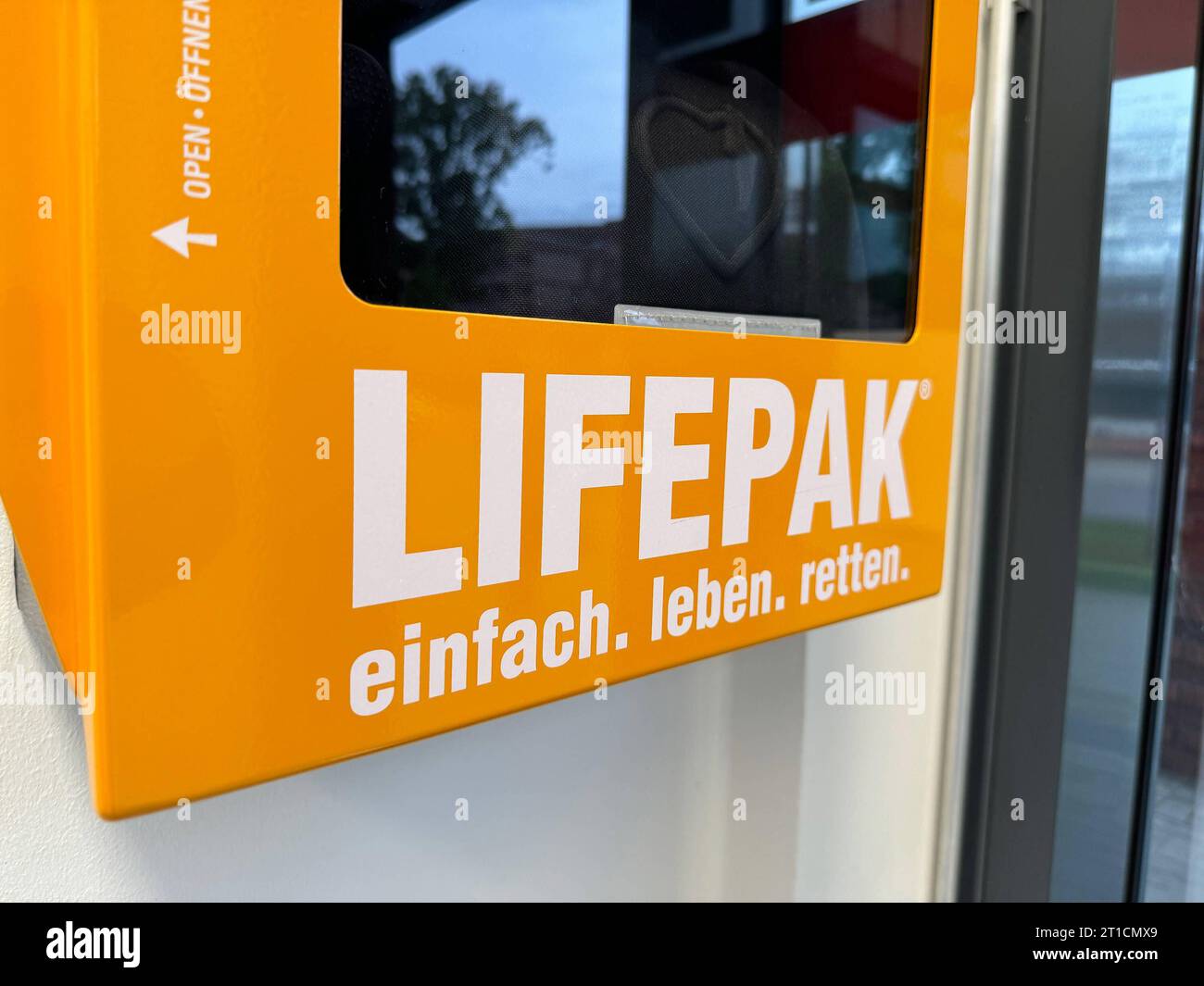 Stock- und Symbolbilder i 12.10.2023 Lifepack, einfach. leben. retten. Defibrillatore semiautomatico esterno Abkürzung für defibrillatore semiautomatico. Automatisch, da das Gerät als erstes automatisch den Herzrhythmus analysiert und selbstständig entscheidet, ob ein Schock abgegeben werden muss. Amburgo Amburgo Amburgo Deutschland *** immagini di magazzino e simboli i 12 10 2023 Lifepack, Simply Save Lives AED è l'abbreviazione di Automatic External Defibrillator Automatic, poiché il dispositivo è il primo ad analizzare automaticamente il ritmo cardiaco e a decidere autonomamente se erogare una scarica Amburgo ha Foto Stock