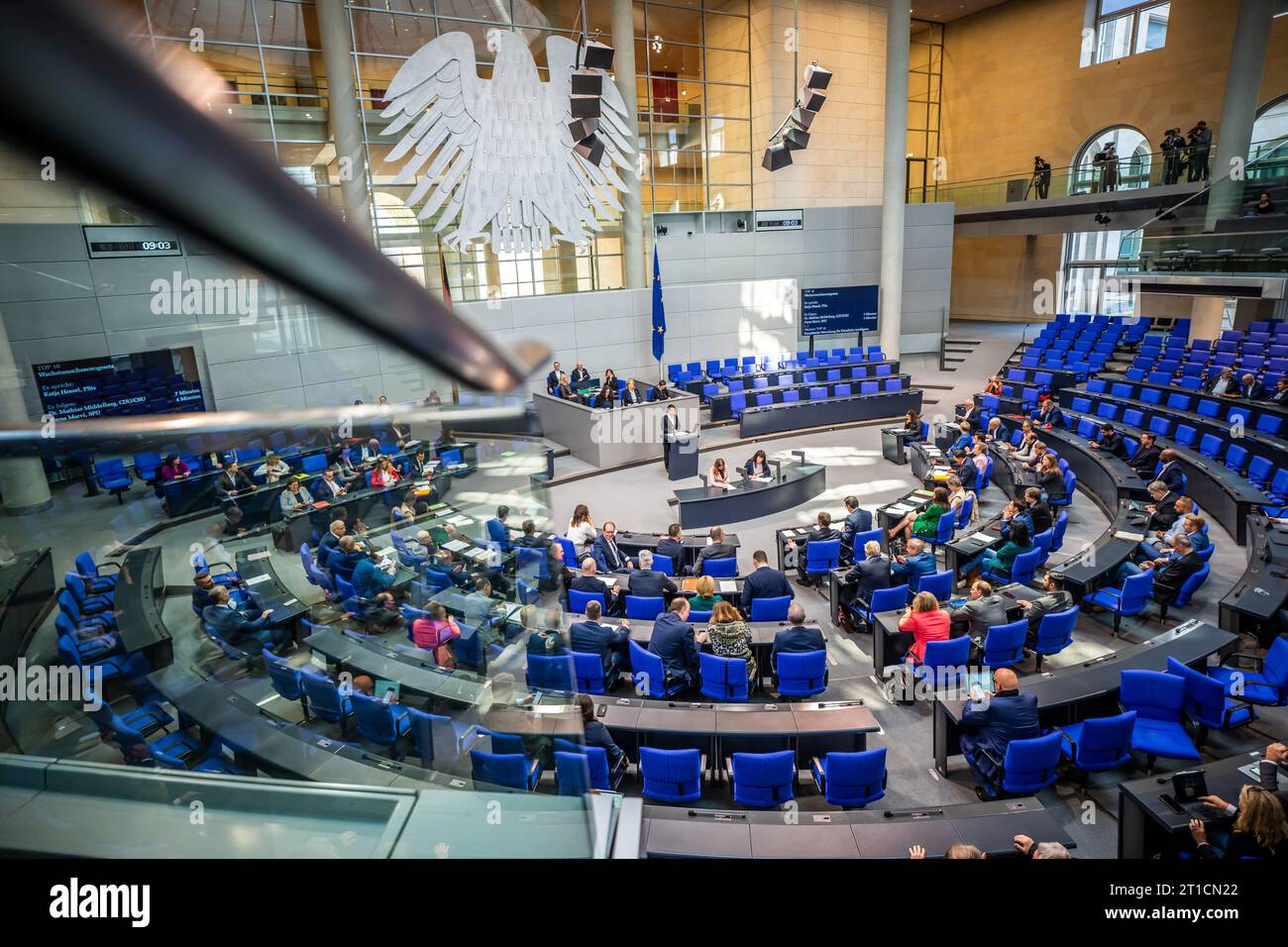 Berlino, Germania. 13 ottobre 2023. Katja Hessel, Segretario di Stato per le Finanze, interviene nel dibattito al Bundestag. L'ordine del giorno della sessione include la legge sulle opportunità di crescita e la legge sulla decarbonizzazione e la pianificazione termica. Crediti: Michael Kappeler/dpa/Alamy Live News Foto Stock