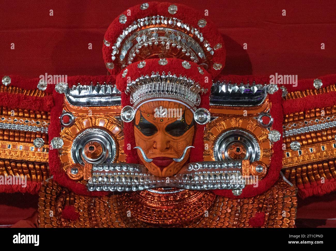 26 ottobre 2019, Kannur, Kerala. Un artista Theyam esegue il rituale durante il festival del tempio a Kannur. È una forma di arte popolare ritualistica di Ker Foto Stock