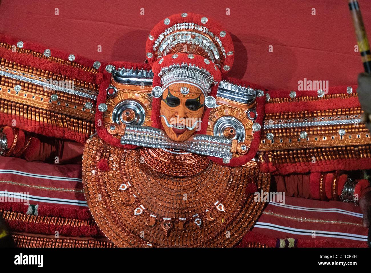 26 ottobre 2019, Kannur, Kerala. Un artista Theyam esegue il rituale durante il festival del tempio a Kannur. È una forma di arte popolare ritualistica di Ker Foto Stock