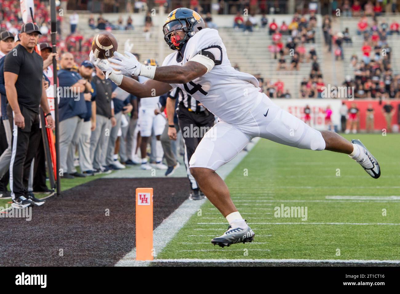 12 ottobre 2023: Il running back dei West Virginia Mountaineers CJ Donaldson Jr. (4) tenta di fare una presa davanti alla end zone durante una partita tra i West Virginia Mountaineers e gli Houston Cougars a Houston, Texas. Trask Smith/CSM Foto Stock