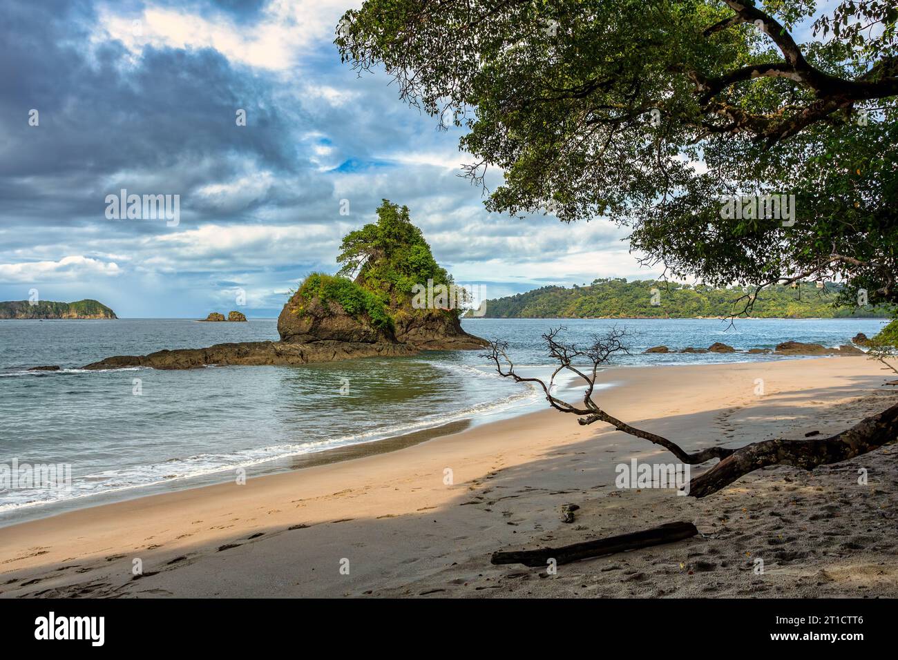 Playa nel Parco Nazionale Manuel Antonio, flora e fauna selvatiche del Costa Rica. Oceano Pacifico. Pittoresco paesaggio tropicale paradisiaco. Pura Vida Concept, viaggio a Exoti Foto Stock