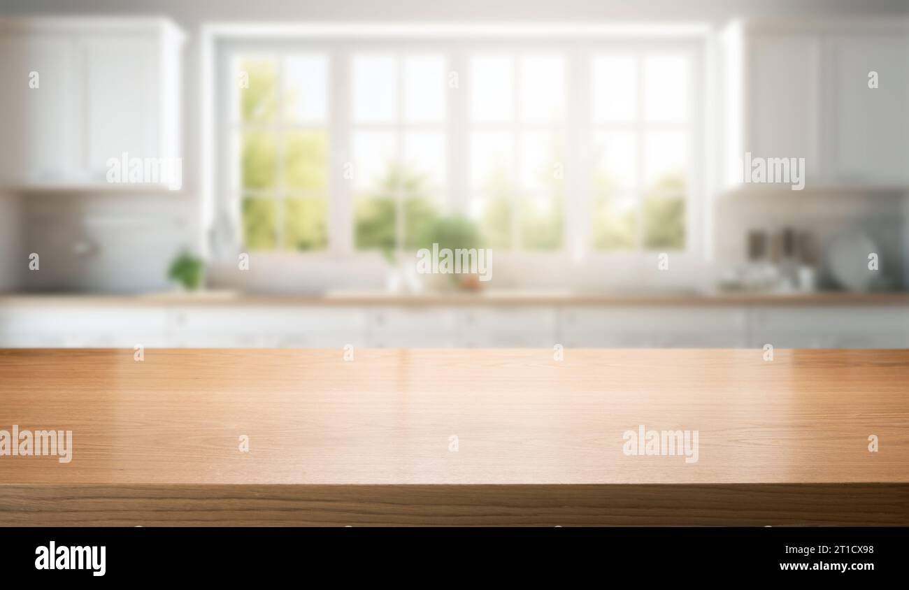 bancone vuoto in legno marrone per l'esposizione del prodotto su sfondo bianco sfocato dell'interno della cucina domestica Foto Stock