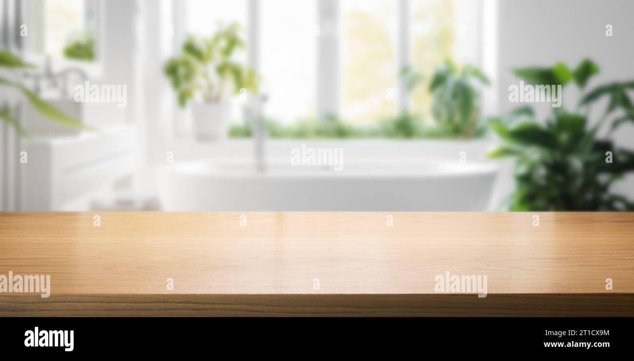 piano in legno marrone vuoto per l'esposizione del prodotto su sfondo interno del bagno sfocato e luminoso Foto Stock
