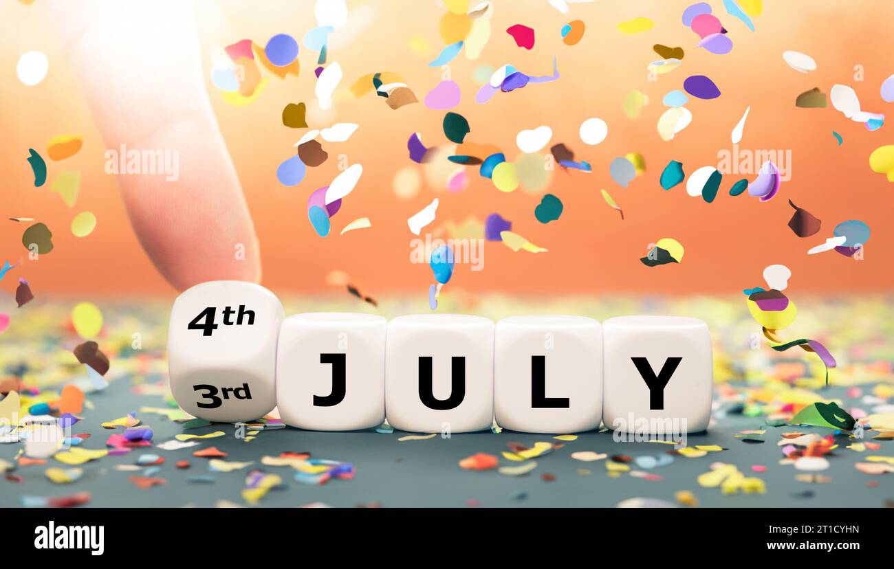 La mano gira i dadi e cambia la data da "3 luglio" a "4 luglio". Foto Stock