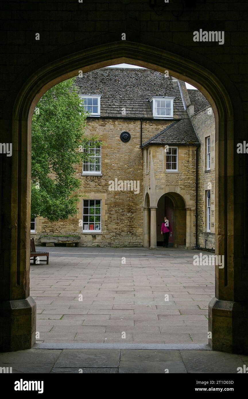 Arco con vista sul quadrangolo della Oundle School, Oundle, Northamptonshire, Regno Unito Foto Stock