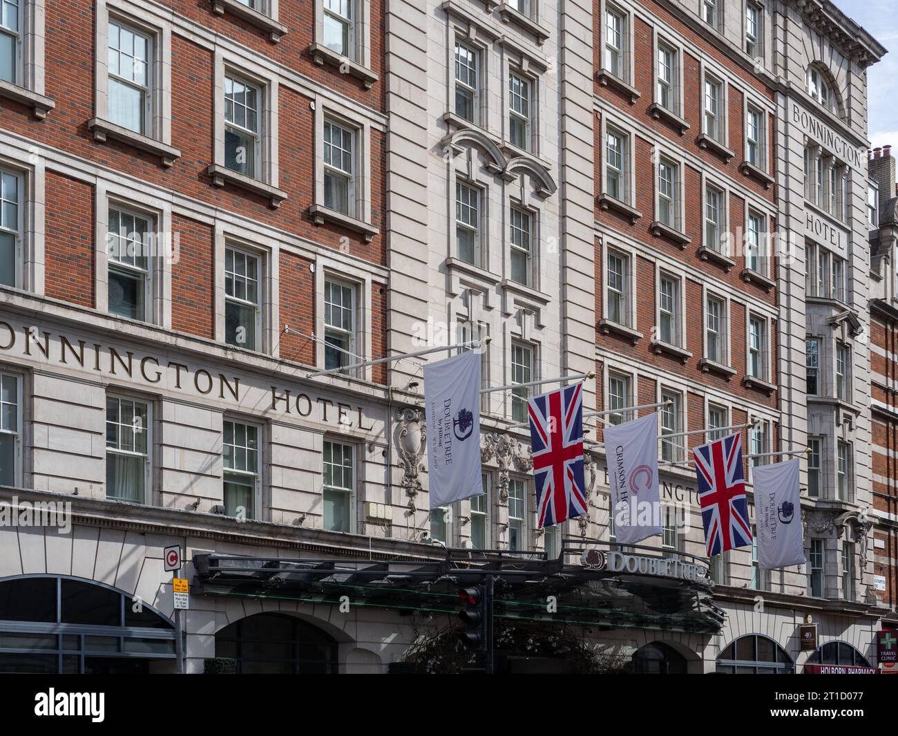 Facciata del Bonnington Hotel, Southampton, Row, Londra, Regno Unito; parte della catena Double Tree by Hilton Foto Stock