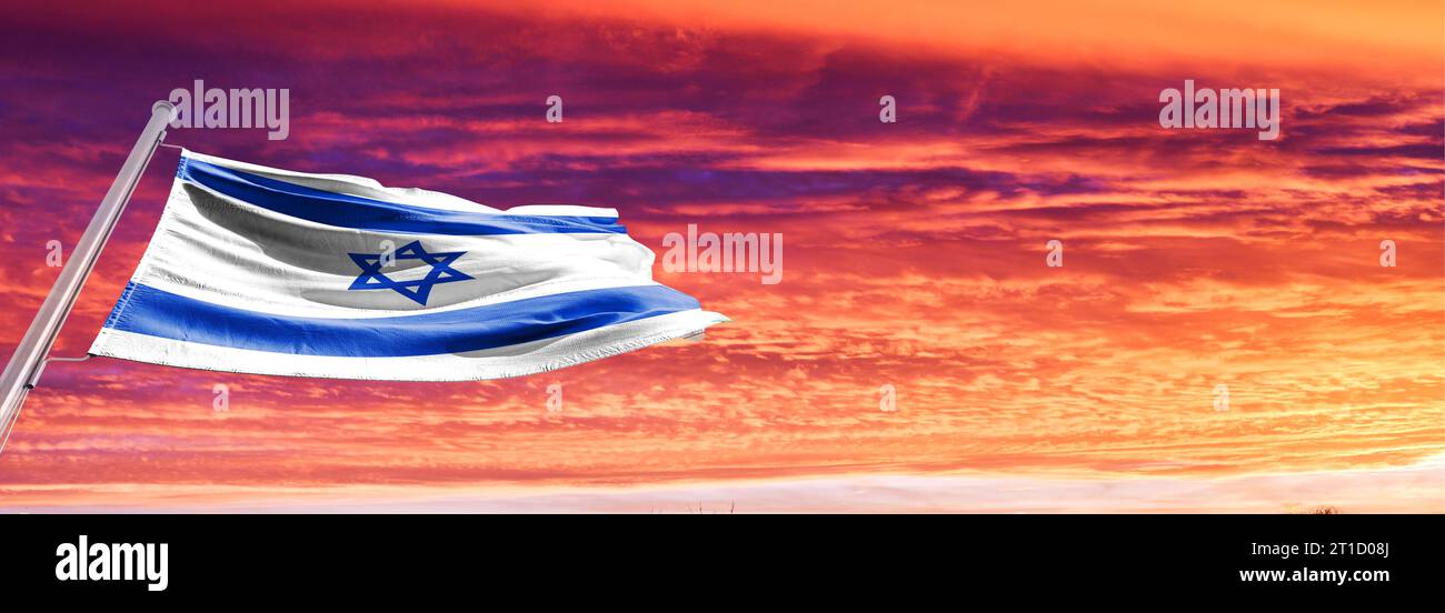 La bandiera nazionale dello Stato di Israele attacco di Hamas: Israele pesa l'invasione terrestre sulla Striscia di Gaza in una strategia rischiosa Foto Stock
