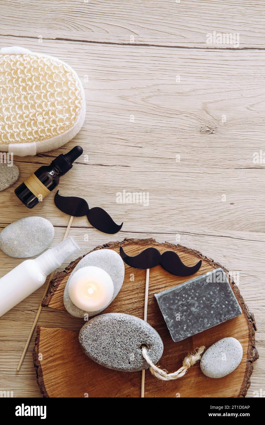Composizione piatta di vari prodotti da bagno uomo con molto spazio per le copie. Barretta di sapone argilloso, pietra pomice, spugna da bagno naturale. Foto Stock