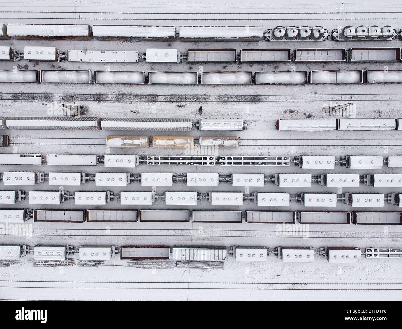 Veduta aerea di un treno merci in WER . Treni merci coperti di neve sulla stazione ferroviaria. Industria pesante. Niente persone. Foto Stock