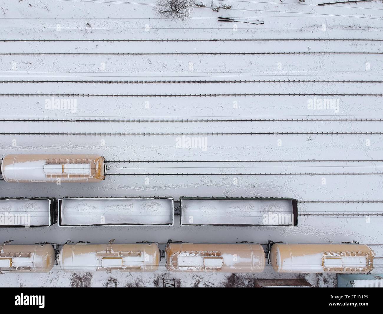 Veduta aerea di un treno merci in WER . Treni merci coperti di neve sulla stazione ferroviaria. Industria pesante. Niente persone. Foto Stock