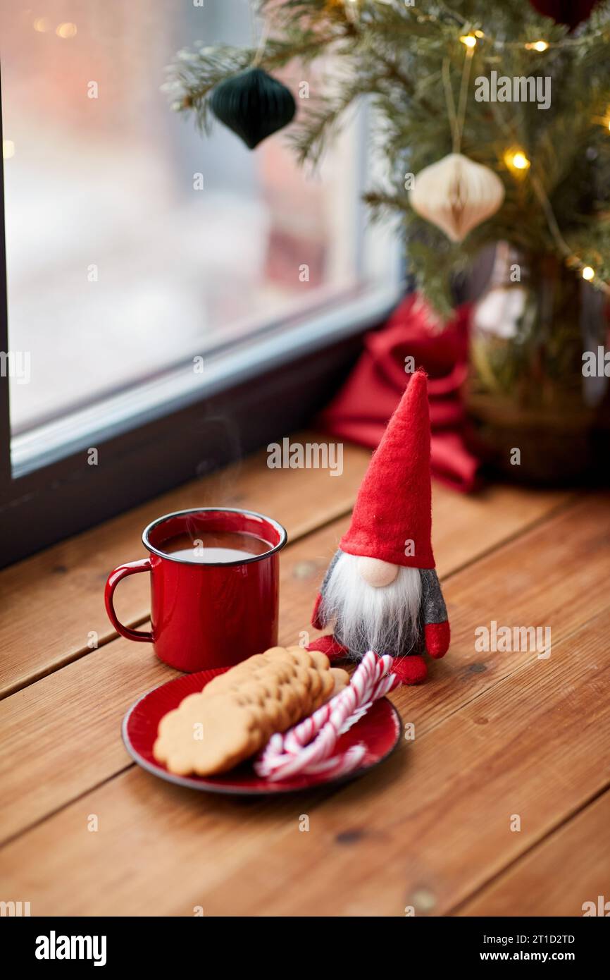 gnomo di natale, caffè e biscotti sul davanzale Foto Stock