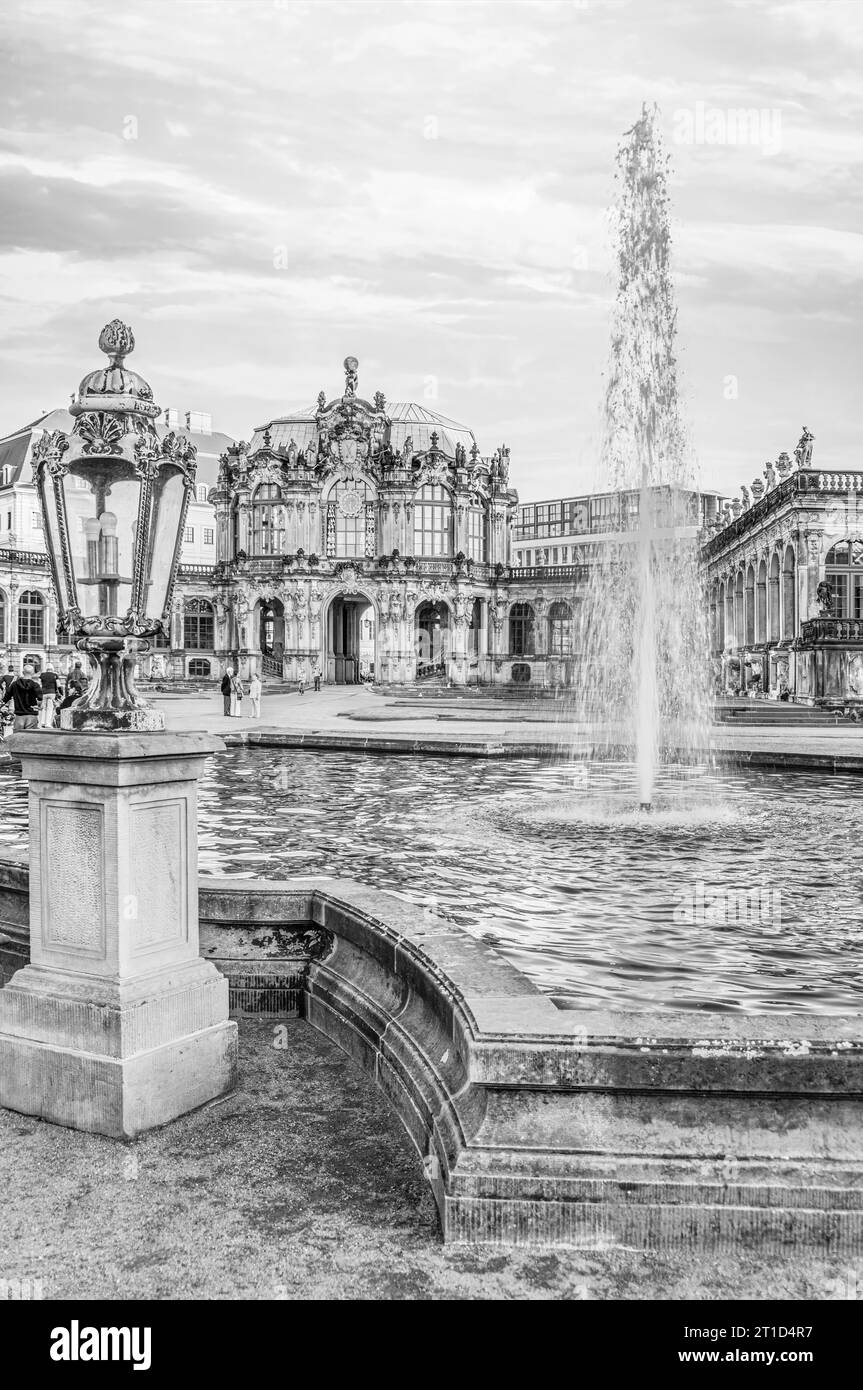 Fontana nel cortile del Palazzo Zwinger a Dresda, Sassonia, Germania Foto Stock