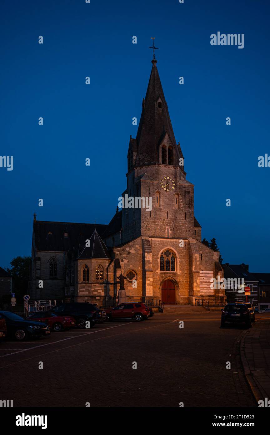 Denderleeuw, regione fiamminga orientale, Belgio, 1° ottobre, 2023 - la chiesa cattolica di Saint Amand del villaggio al tramonto Foto Stock