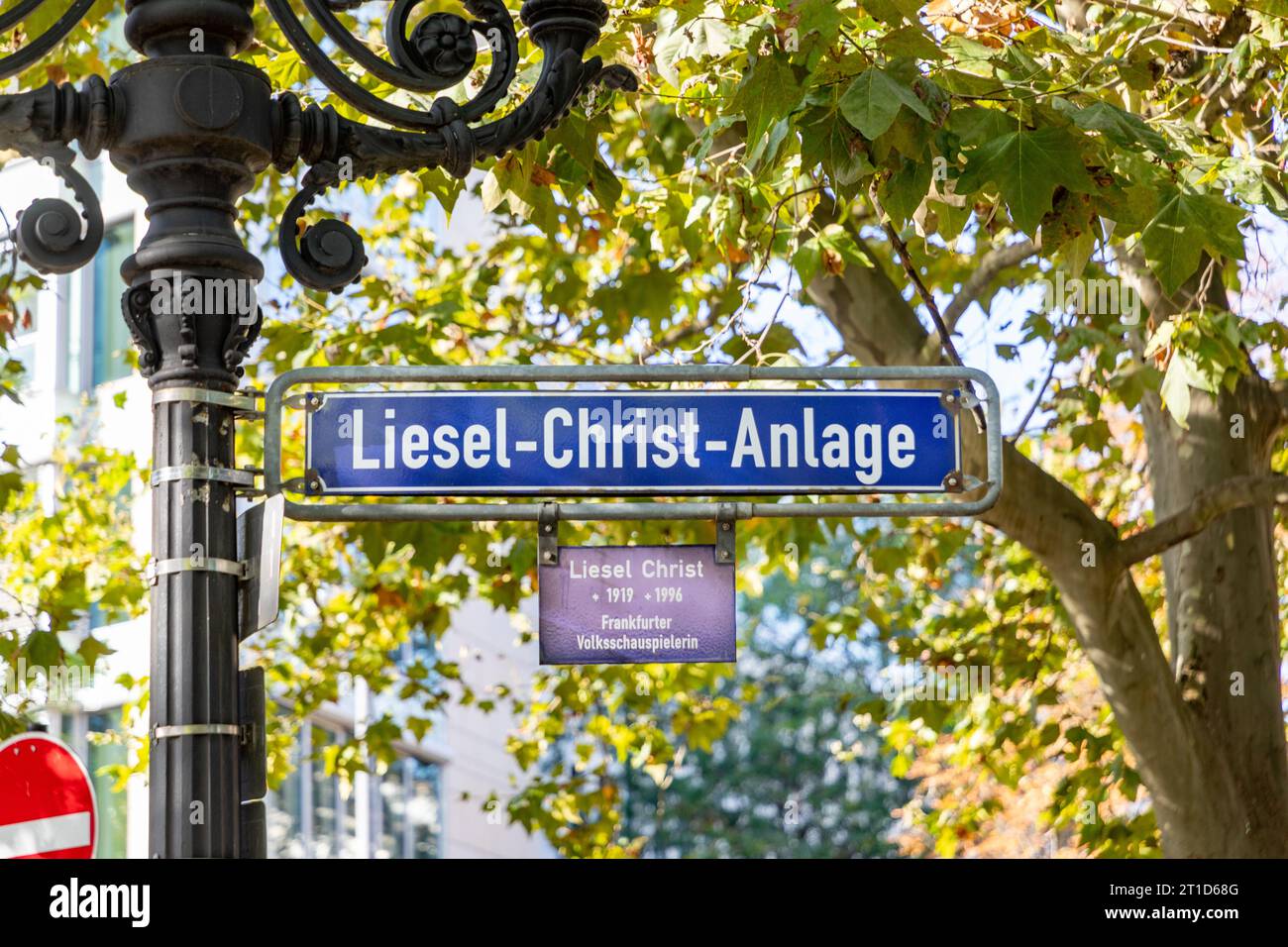 Francoforte, Germania - 10 ottobre 2023: street name Liesel-Christ-Anlage a Francoforte per ricordare uno storico attore locale Liesel Christ a Francoforte, GE Foto Stock