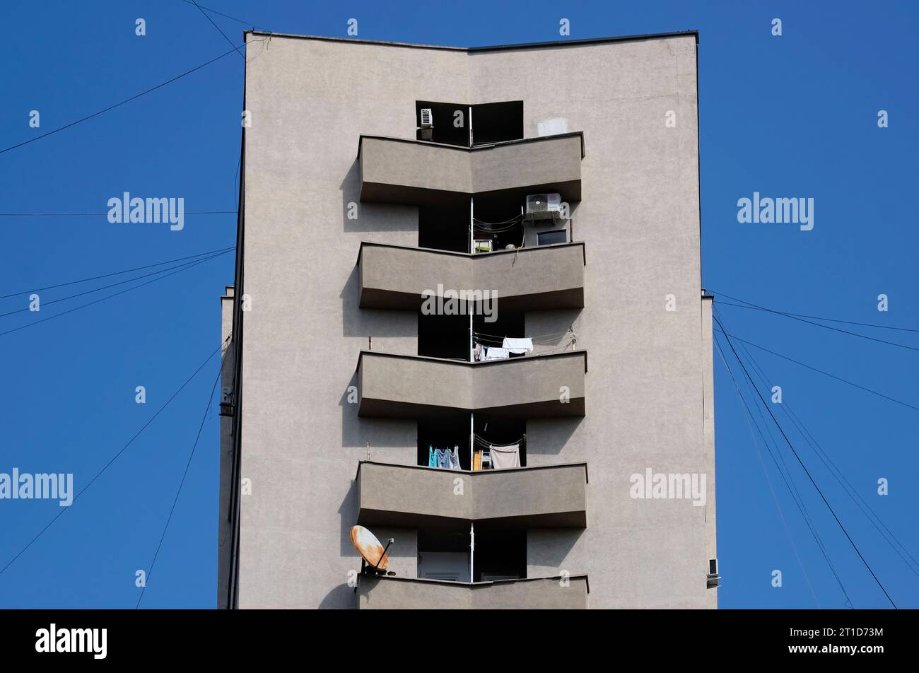 Facciata in cemento di un edificio residenziale a Pristina, Kosovo Foto Stock