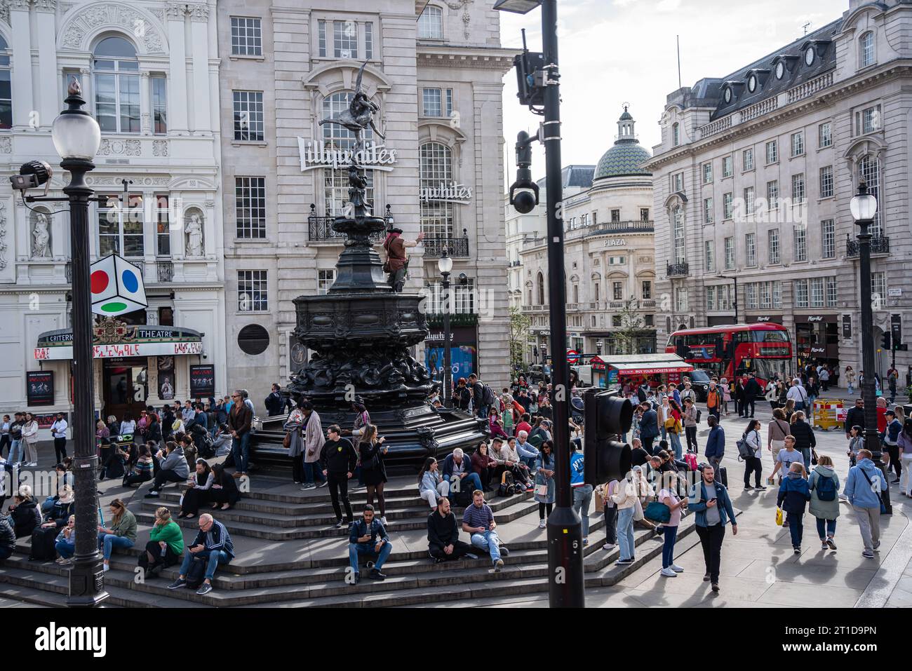 Piccadilly Circus è un nodo stradale e di spazio pubblico del West End di Londra nella città di Westminster. Foto Stock