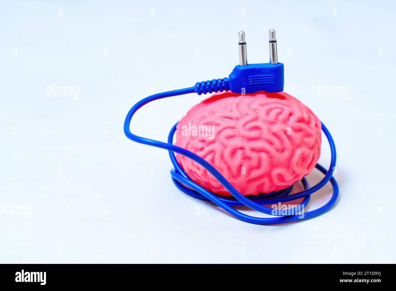 Modello di cervello umano con cavo di alimentazione blu collegato. Concetto correlato all'aumento della mente. Foto Stock