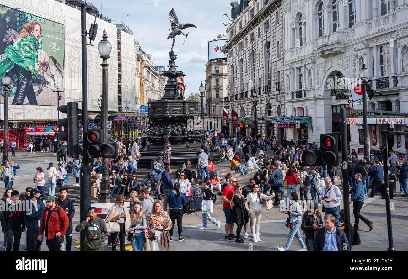 Piccadilly Circus è un nodo stradale e di spazio pubblico del West End di Londra nella città di Westminster. Foto Stock