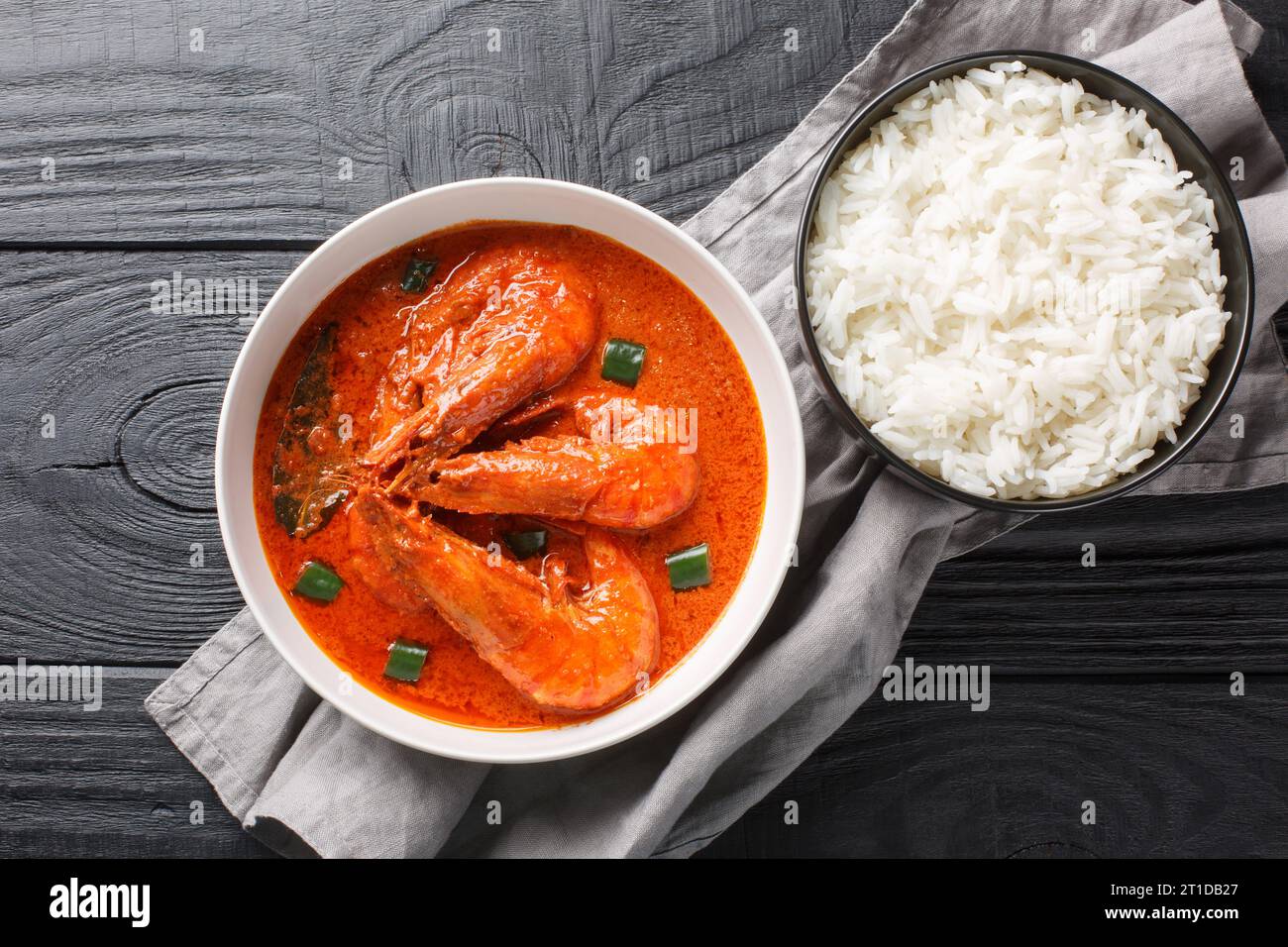 Il curry malai combina gamberi con latte di cocco, cipolla, zenzero, pasta all'aglio, pomodoro, e spezie macinate e viene servito con riso basmati primo piano Foto Stock