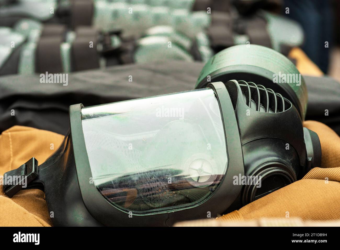 maschera antigas. indumenti protettivi. mezzi di protezione chimica Foto Stock