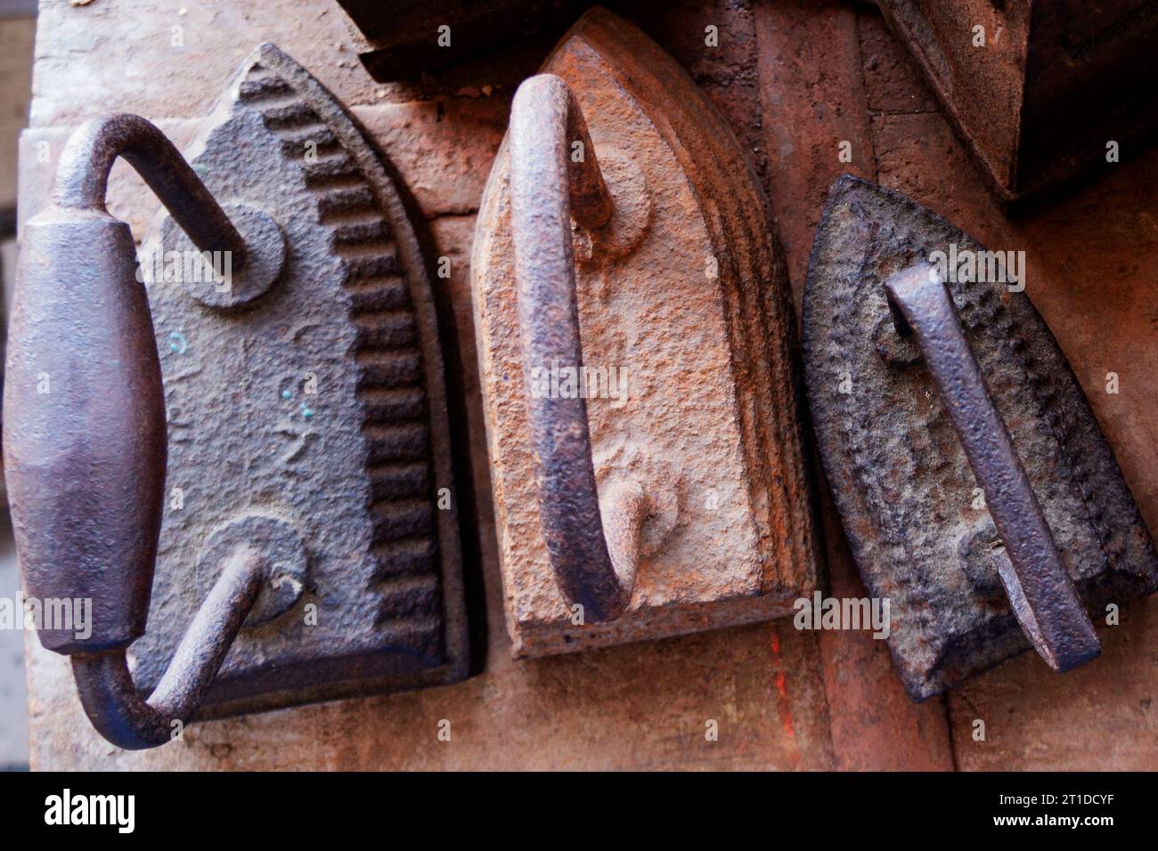 Antichi ferri da stiro vintage. E' un sacco di ferri da stiro per la prima volta in assoluto. Un vecchio soggetto da stirare Foto Stock