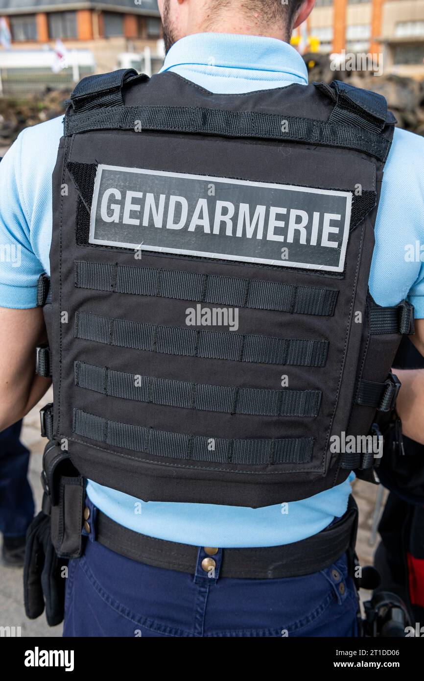 Agente di polizia (“gendarme”) che effettua un controllo su strada in una circonferenza stradale Foto Stock