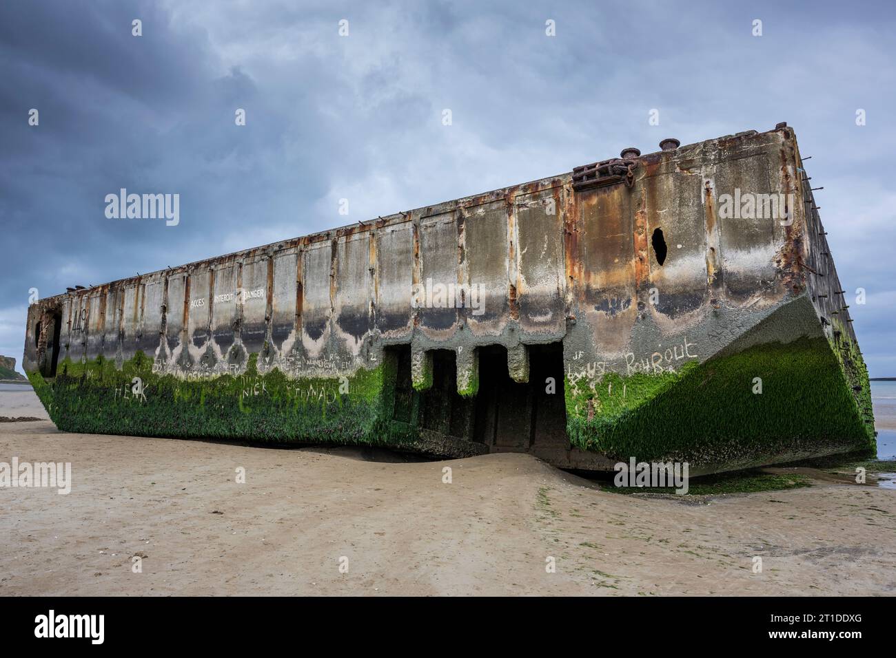 Resti di un Mulberry Harbour sulla spiaggia di Arromanches-les-Bains, Normandia, Francia. Foto Stock