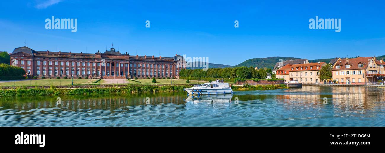 Porto fluviale di Saverne (Francia nord-orientale) sul Canal de la Marne au Rhin (Canale di Marne Rhine). Vista del castello di Rohan Foto Stock