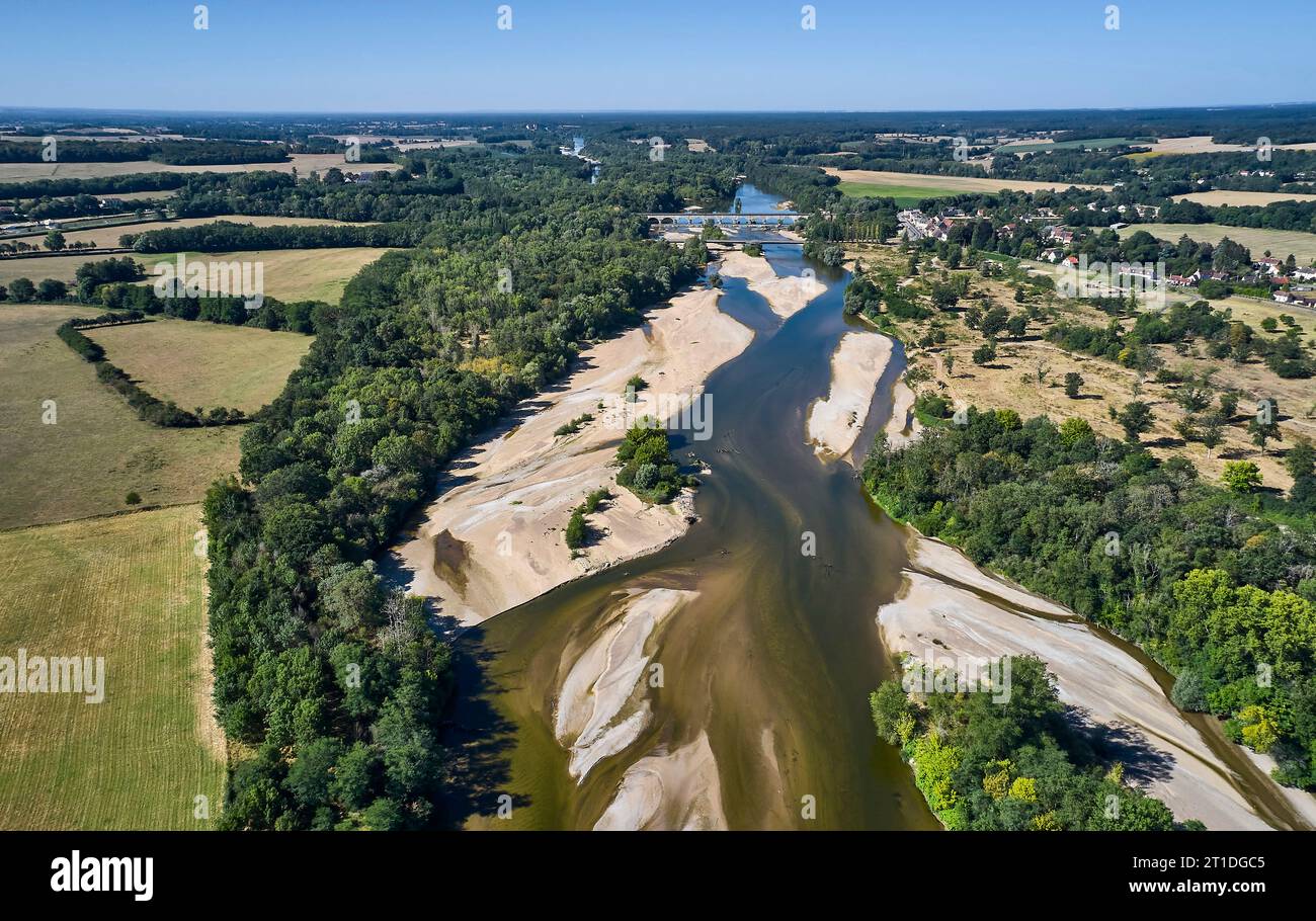 La punta di Allier, confluenza del fiume Loira e fiume Allier a Cuffy. Banchi di sabbia e paesaggio naturale Foto Stock