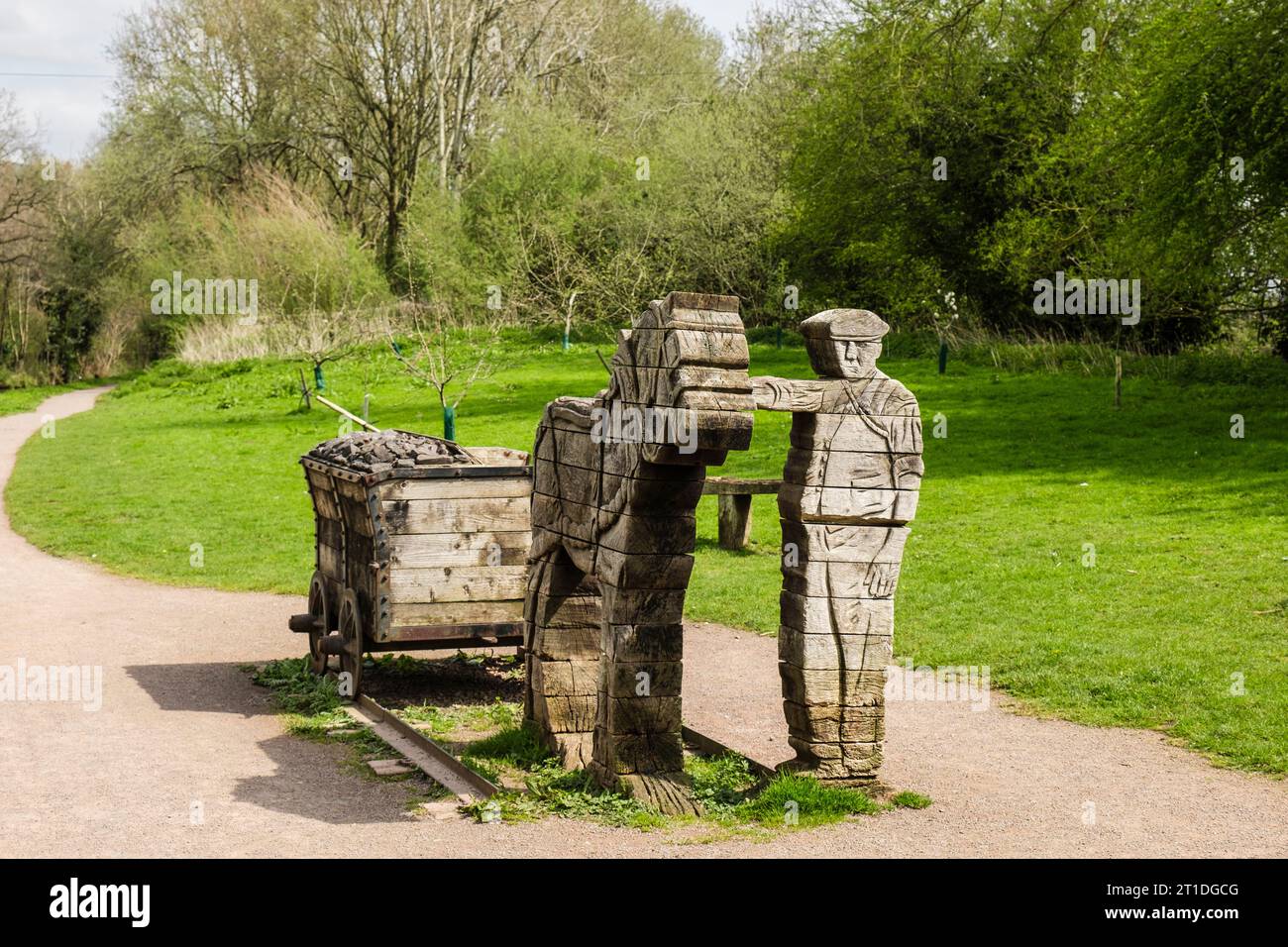 Infromazioni storiche e sculture in legno sul sentiero a Watton Wharf accanto al Monmouthshire e al Brecon Canal. Brecon (Aberhonddu) Powys Galles Regno Unito Foto Stock