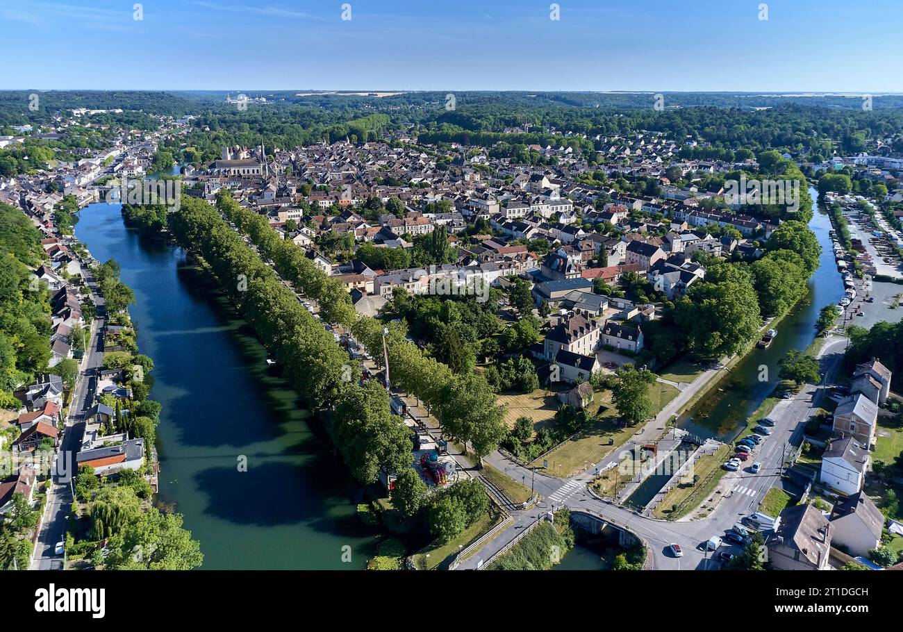 Il fiume Loing e il Canal du Loing a Nemours (zona di Parigi): Vista aerea con la chiusa “ecluse des 12 Buttes” in primo piano Foto Stock