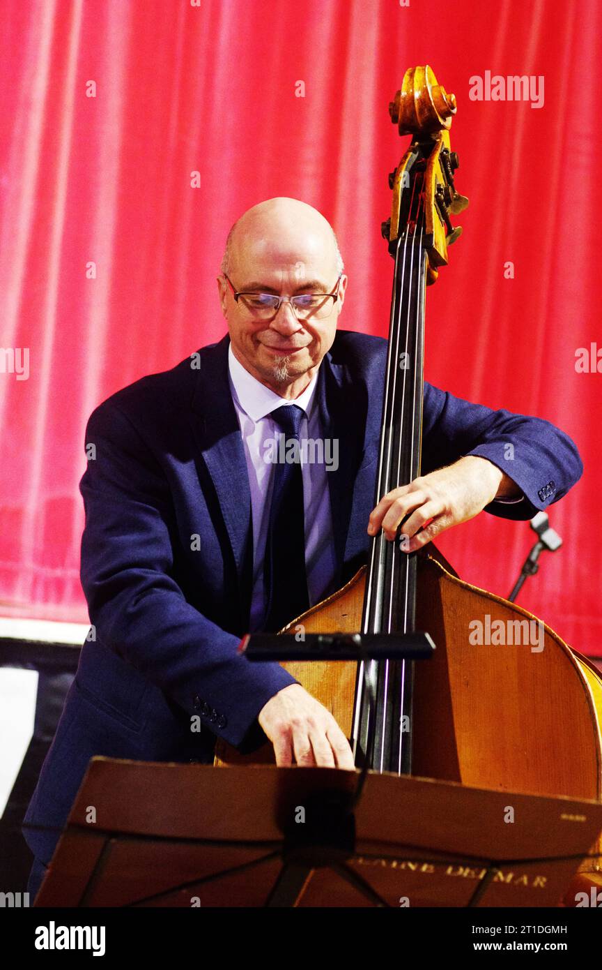 Simon Thorpe, Elaine Delmar Quintet, Battle Jazz Festival, Battle, East Sussex, luglio 2023. Foto Stock