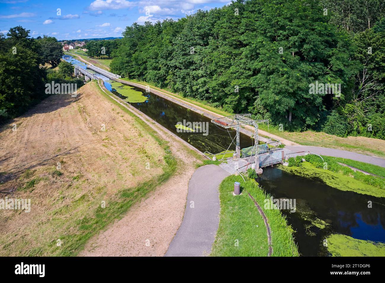 Il canale di Arnoux, un piccolo canale navigabile nella regione di Berry, sfocia nel Canal du Centre a valle di Digoin, nel dipartimento di Saone e Loira Foto Stock