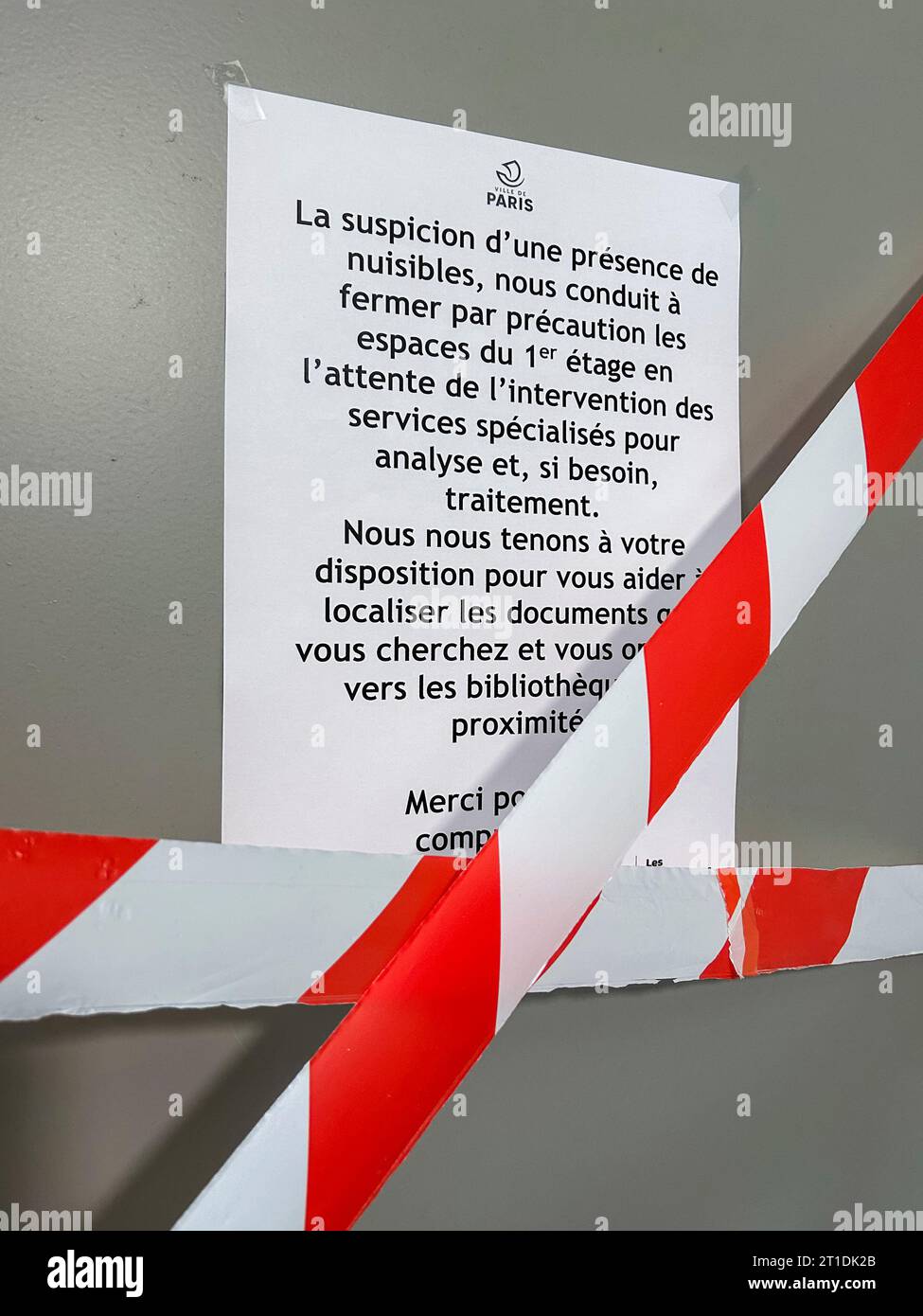 Parigi, Francia, 12 ottobre 2023, dettaglio, cartello francese nella Biblioteca pubblica locale, avviso chiusura a causa della presenza di Bed Bugs, Mediathèque Héléne Barr, 12th District Foto Stock