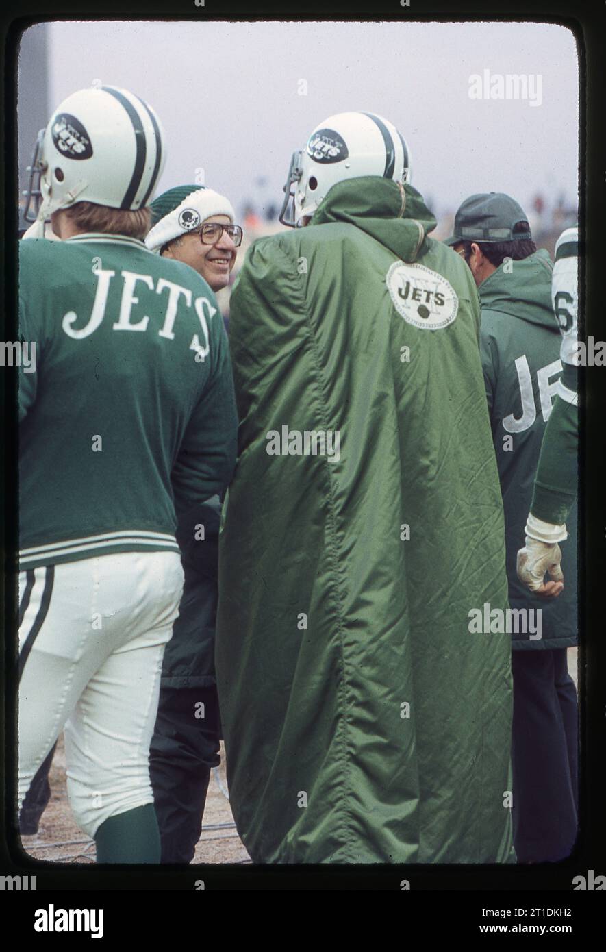 Il chirurgo ortopedico e pioniere della medicina sportiva, il dottor James Nicholas, ai margini di una partita dei New York Jets del 1978. Era il loro medico di squadra. Foto Stock