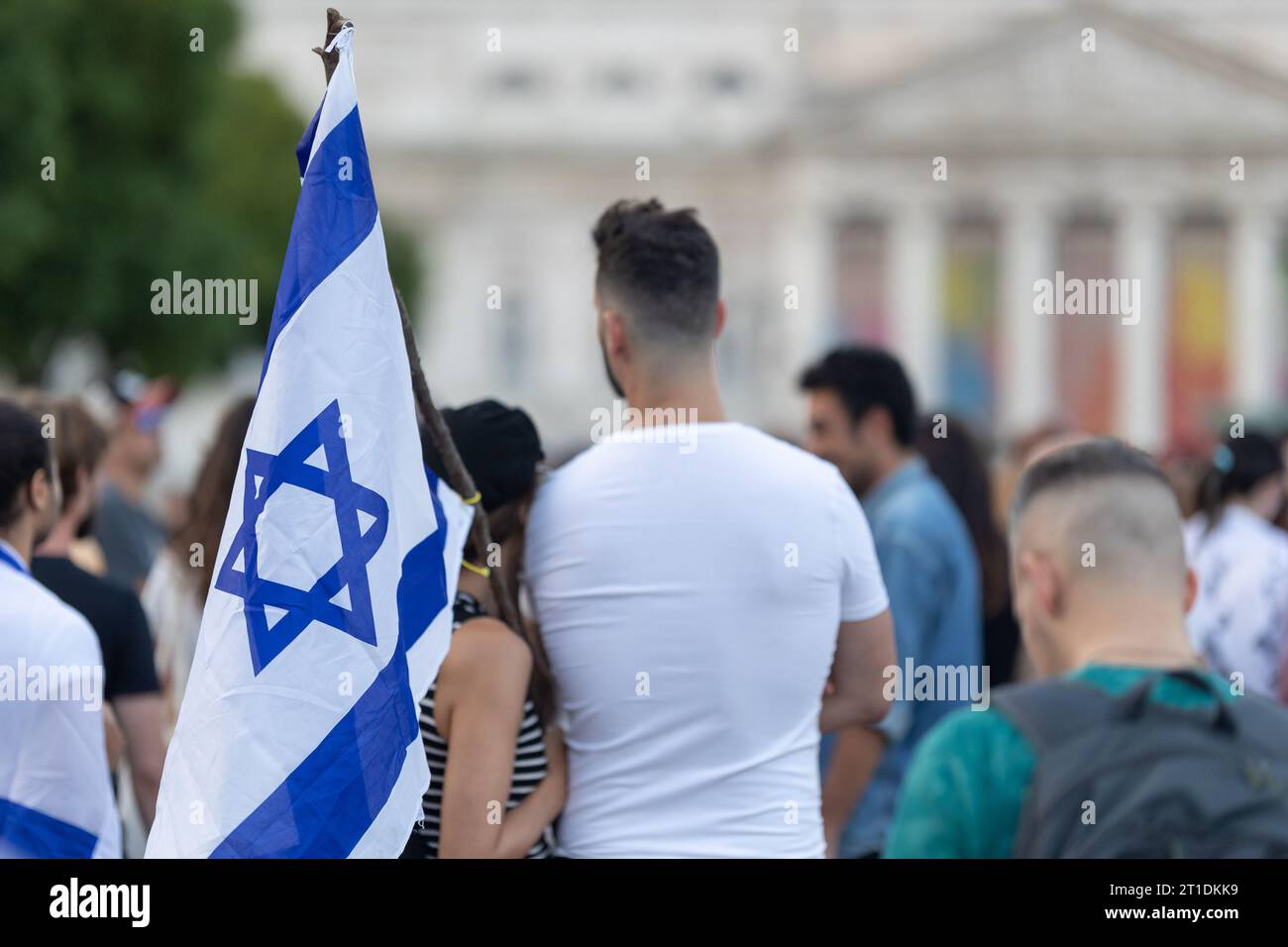 Lisbona, Portogallo 10 ottobre 2023. Le persone in una manifestazione a sostegno di Israele abbracciano e tengono le bandiere israeliane Foto Stock