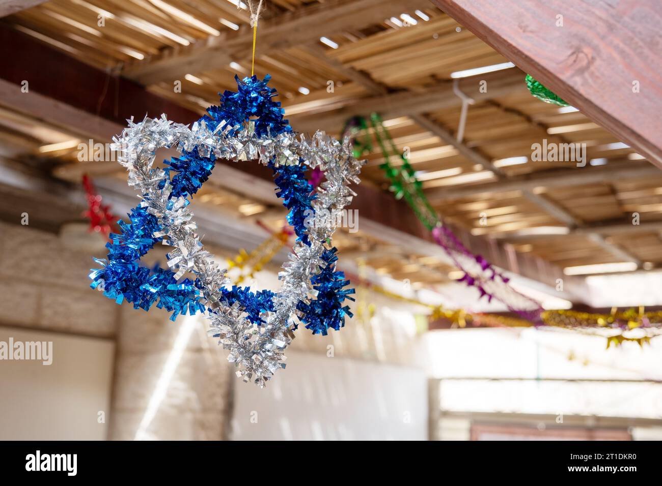 Star of David realizzato in tinsel blu e argento durante le vacanze a Sukkot Foto Stock
