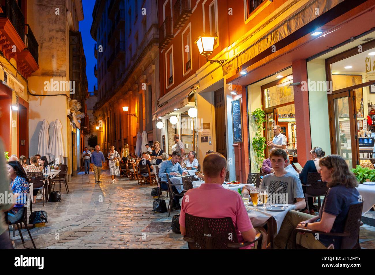 Siviglia, Spagna, gente affollata, Scene all'aperto, ristoranti con bistrot spagnoli, terrazze di notte, nel centro storico, Foto Stock